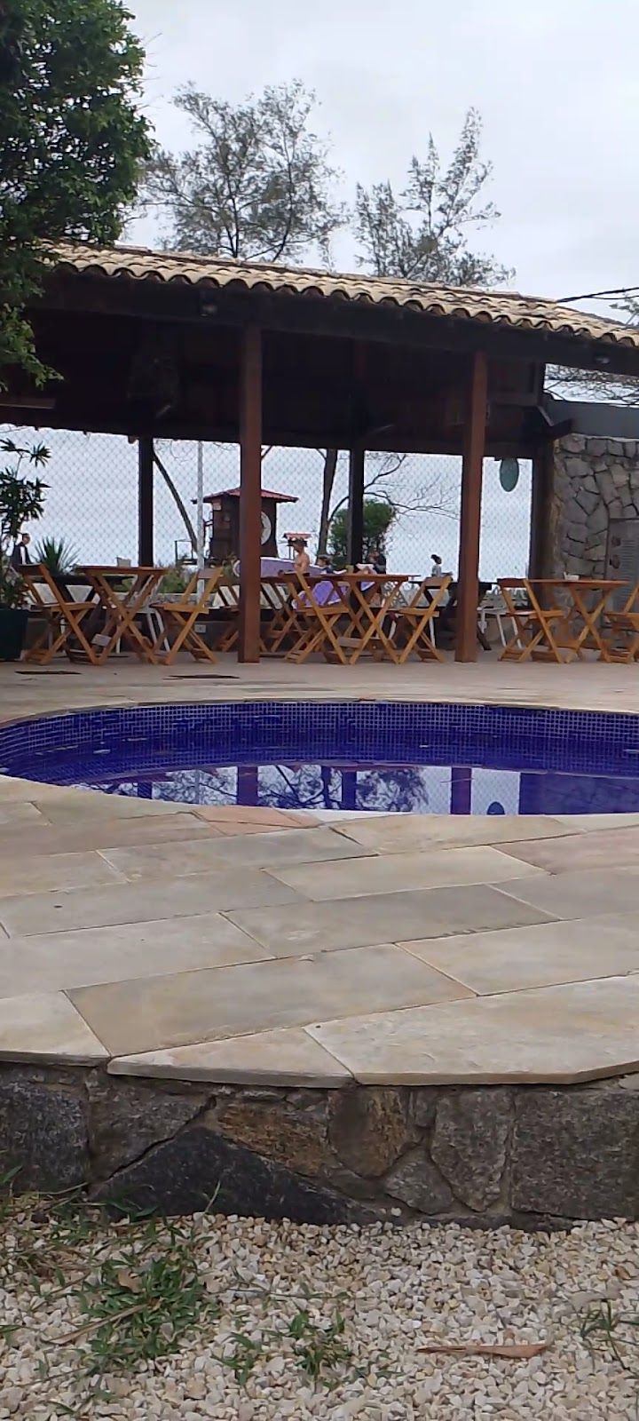 Área externa com piscina e cobertura de madeira