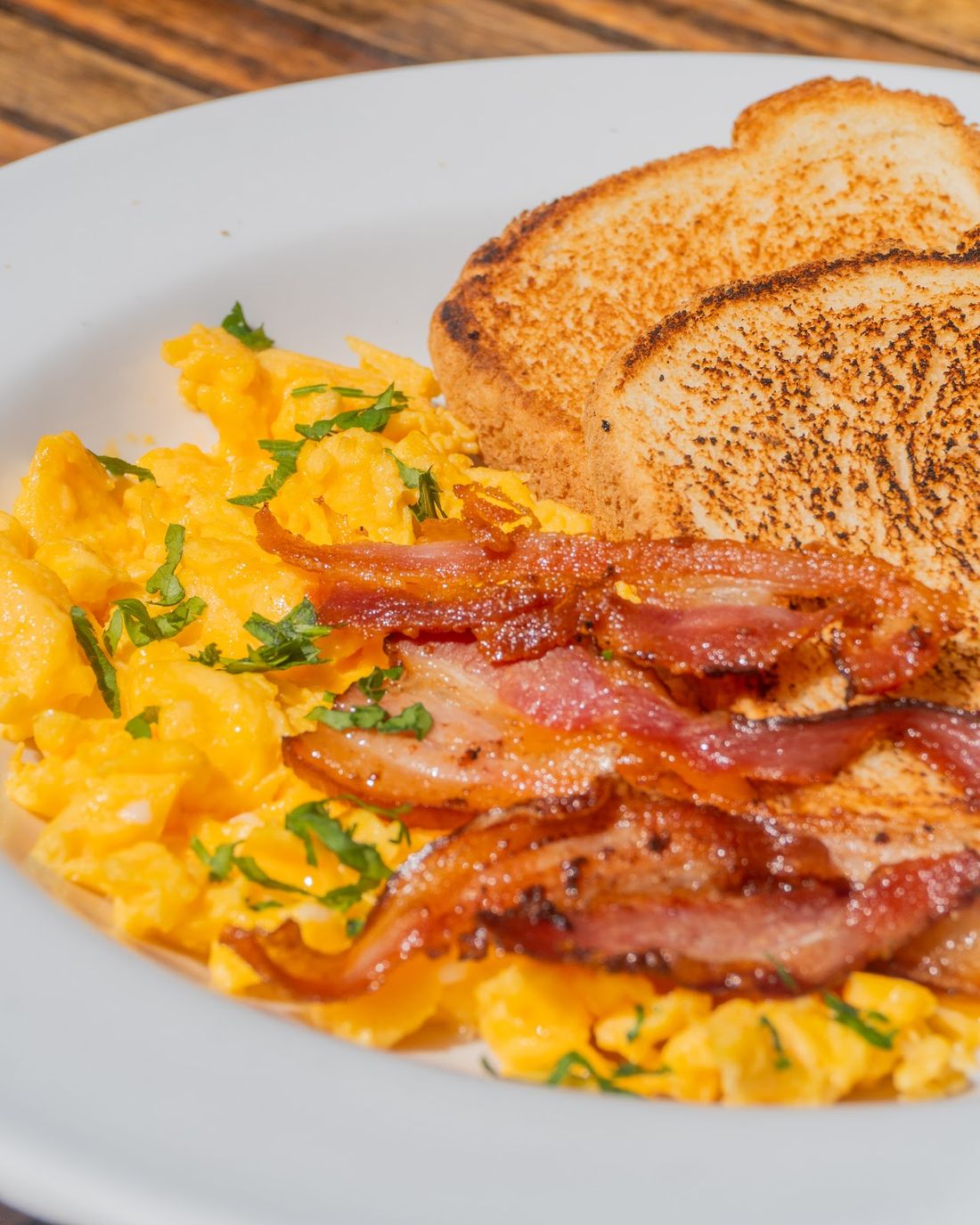 Ovos mexidos com bacon e torradas
