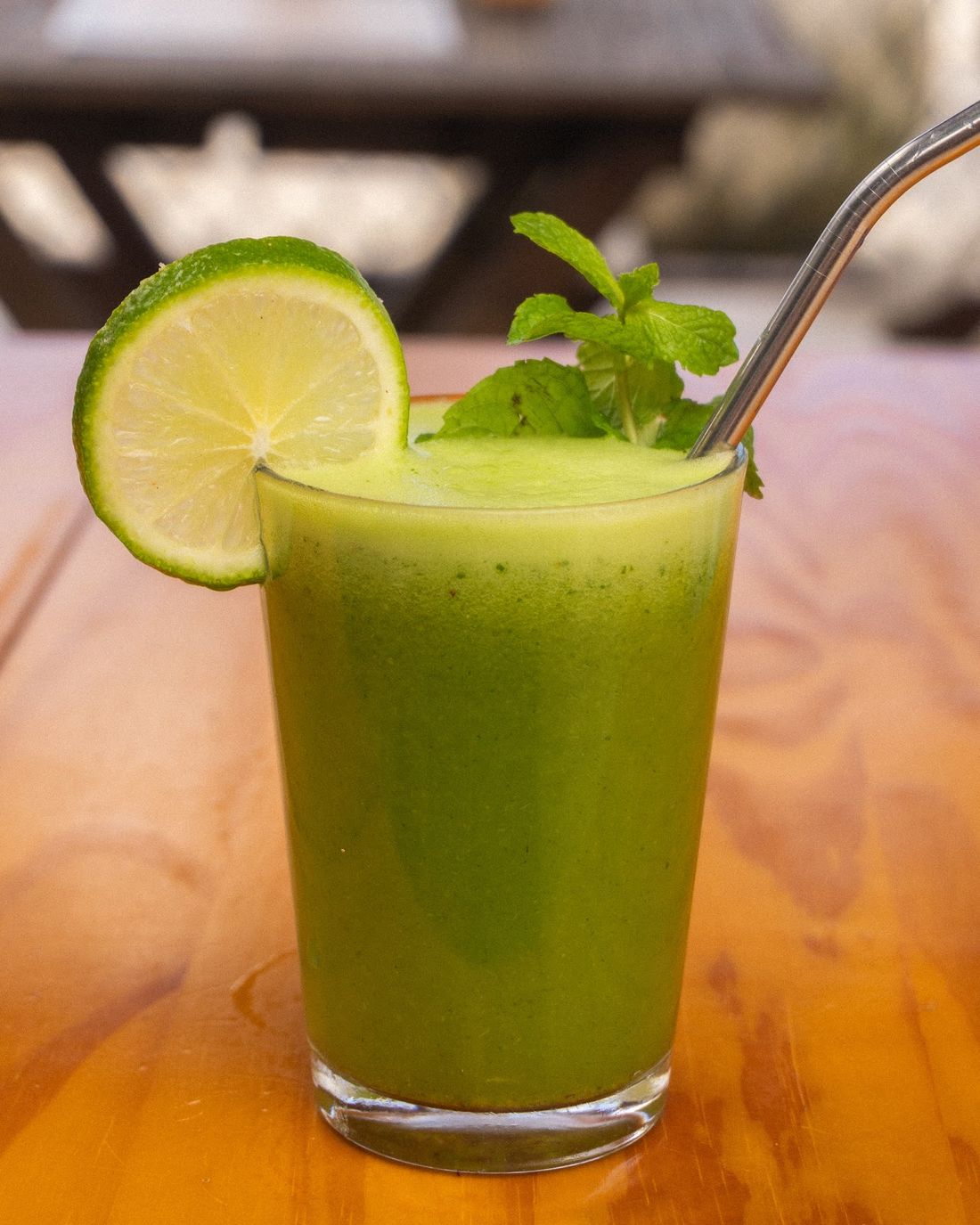 Copo de suco verde com rodela de limão e hortelã